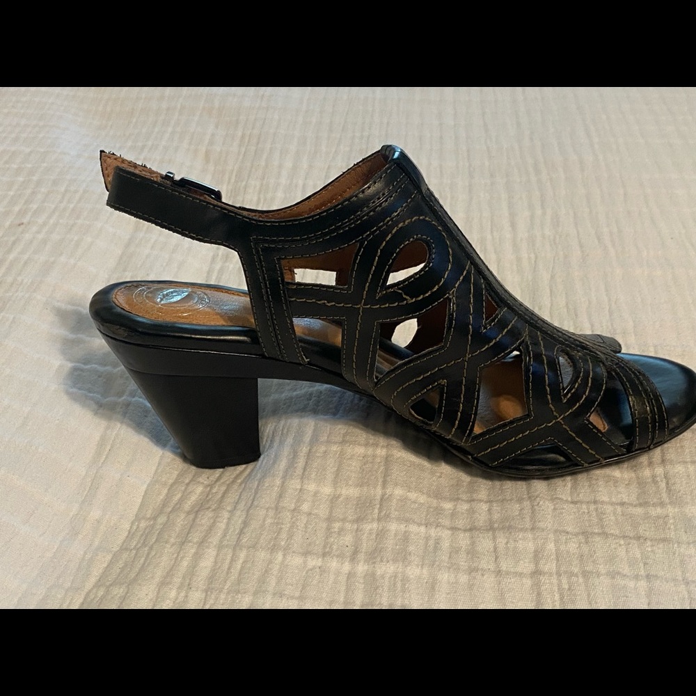 New 9.5 Black Nurture sandals